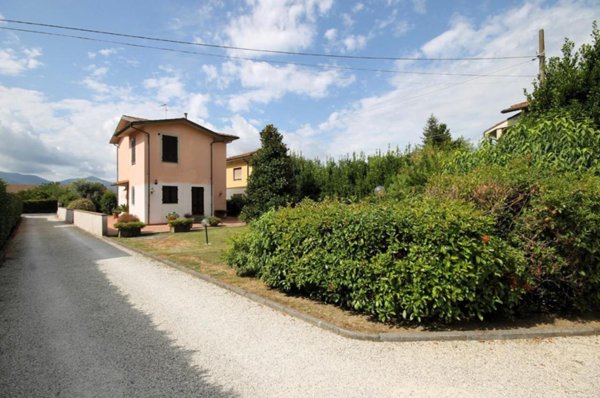 casa indipendente in vendita a Lucca in zona Centro Città