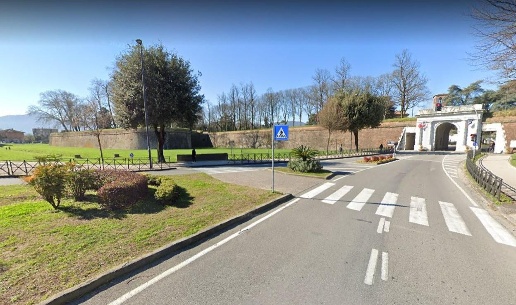 casa indipendente in vendita a Lucca in zona zona Arancio