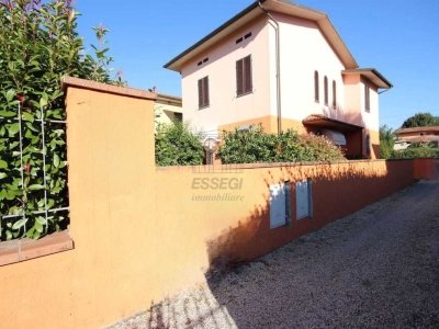 casa indipendente in vendita a Lucca in zona Centro Città