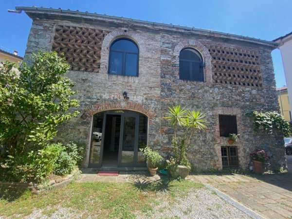 casa indipendente in vendita a Lucca in zona Ponte a Moriano