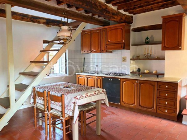 casa indipendente in vendita a Lucca in zona Cerasomma