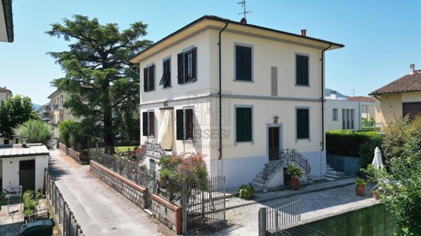 casa indipendente in vendita a Lucca in zona Centro Città