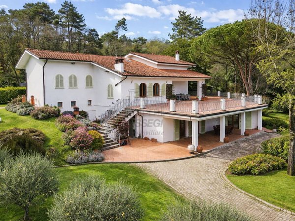 casa indipendente in vendita a Lucca in zona Centro Città