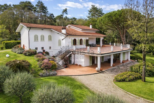 casa indipendente in vendita a Lucca in zona Centro Città