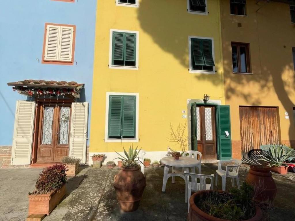 casa indipendente in vendita a Lucca in zona Chiatri