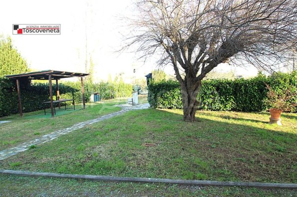 casa indipendente in vendita a Lucca in zona Montuolo