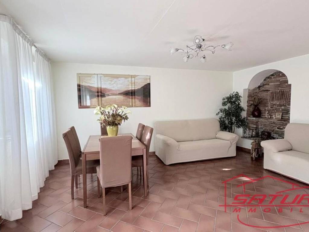 casa indipendente in vendita a Lucca in zona Carignano