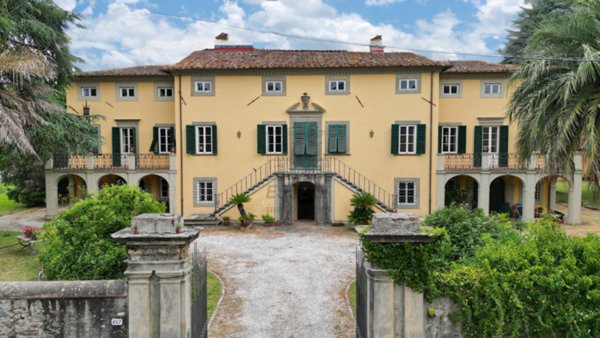villa in vendita a Lucca in zona Cappella
