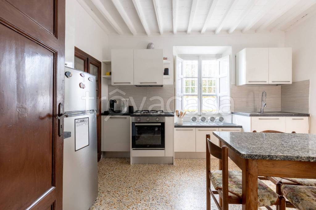 casa indipendente in vendita a Lucca in zona Aquilea