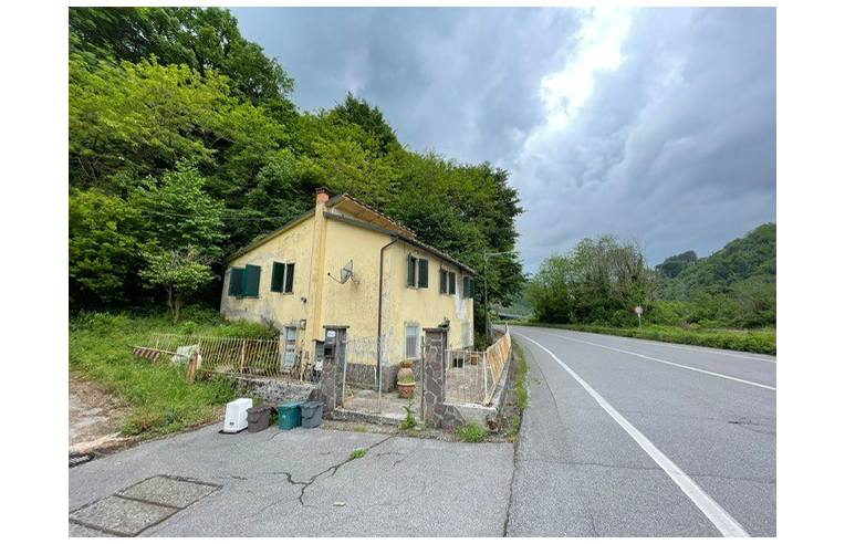 casa indipendente in vendita a Lucca in zona Ponte a Moriano