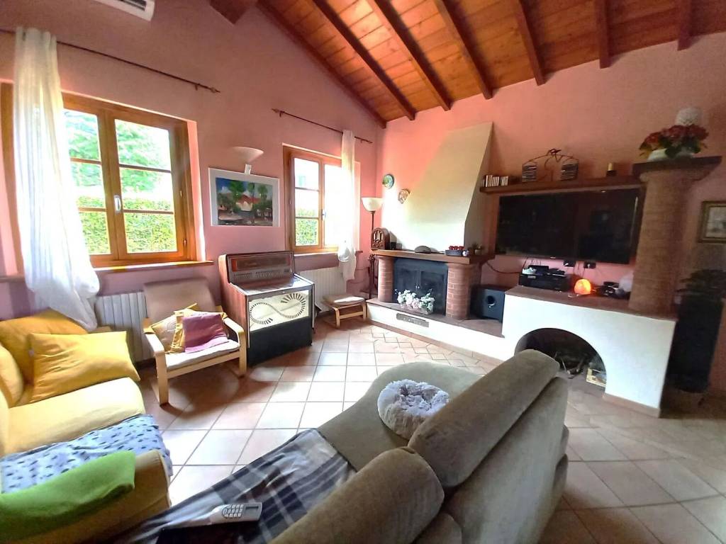 casa indipendente in vendita a Lucca in zona Mutigliano