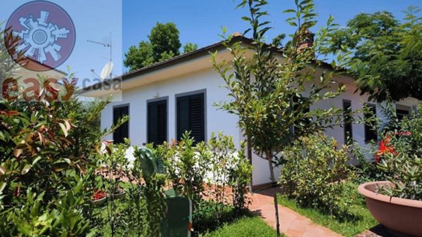 casa indipendente in vendita a Lucca