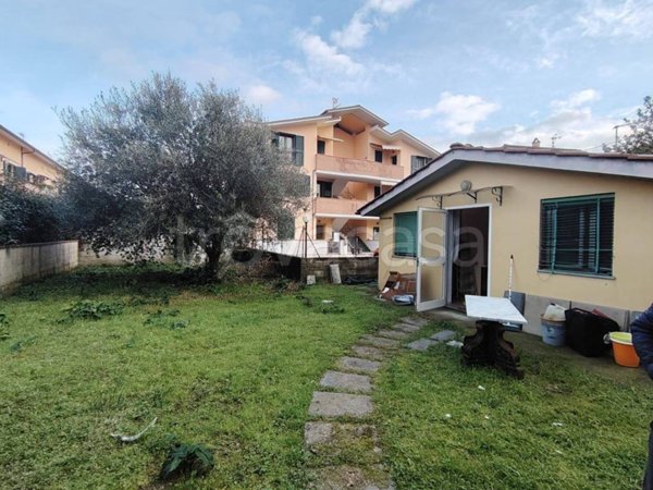 casa indipendente in vendita a Lucca in zona Picciorana