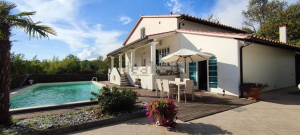 casa indipendente in vendita a Lucca in zona Monte San Quirico