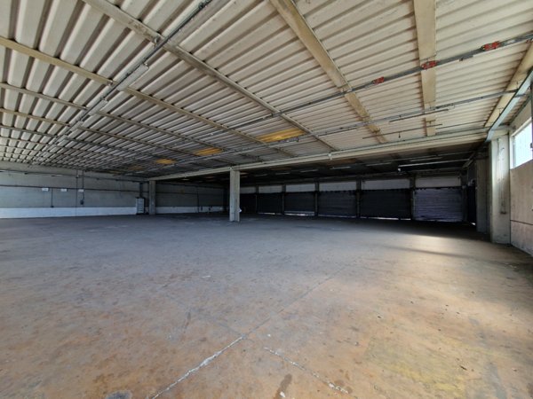 capannone in vendita a Lucca in zona zona Mugnano