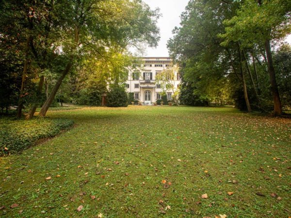 casa indipendente in vendita a Lucca in zona Centro Città