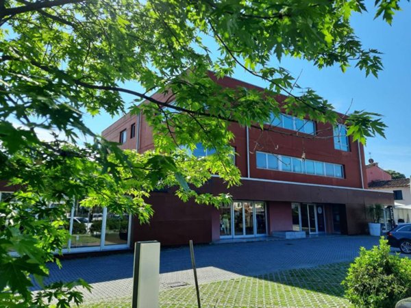 ufficio in vendita a Lucca in zona zona Sorbano