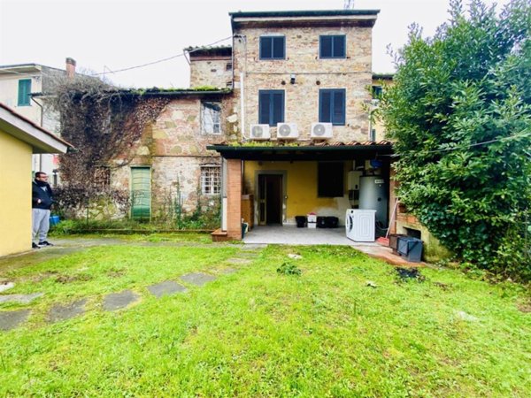 casa indipendente in vendita a Lucca in zona Picciorana