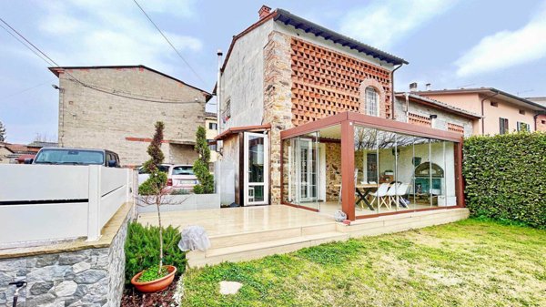 casa indipendente in vendita a Lucca in zona Centro Città