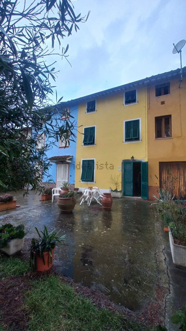 casa indipendente in vendita a Lucca