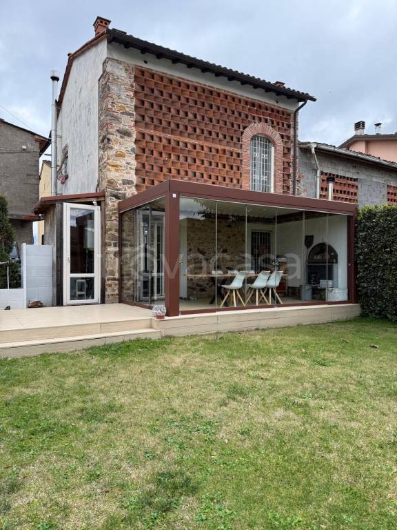 casa indipendente in vendita a Lucca in zona Picciorana