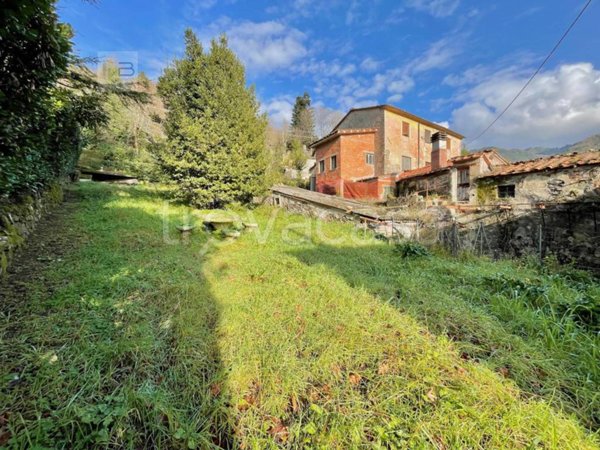 casa indipendente in vendita a Lucca in zona Ponte a Moriano