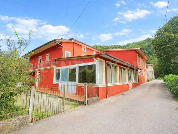 casa indipendente in vendita a Lucca in zona Vallebuia