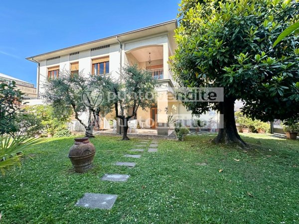 casa indipendente in vendita a Lucca in zona Centro Città