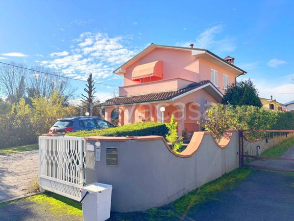 casa indipendente in vendita a Lucca in zona Ponte San Pietro
