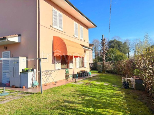 casa indipendente in vendita a Lucca in zona Ponte San Pietro
