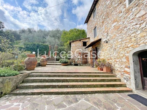 casa indipendente in vendita a Lucca in zona San Lorenzo a Vaccoli