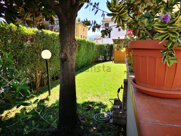 casa indipendente in vendita a Lucca in zona Picciorana