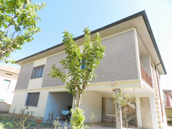 casa indipendente in vendita a Lucca in zona Centro Città