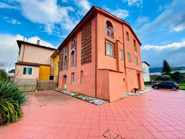 casa indipendente in vendita a Lucca in zona Nozzano