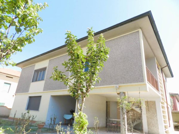 casa indipendente in vendita a Lucca in zona Centro Città