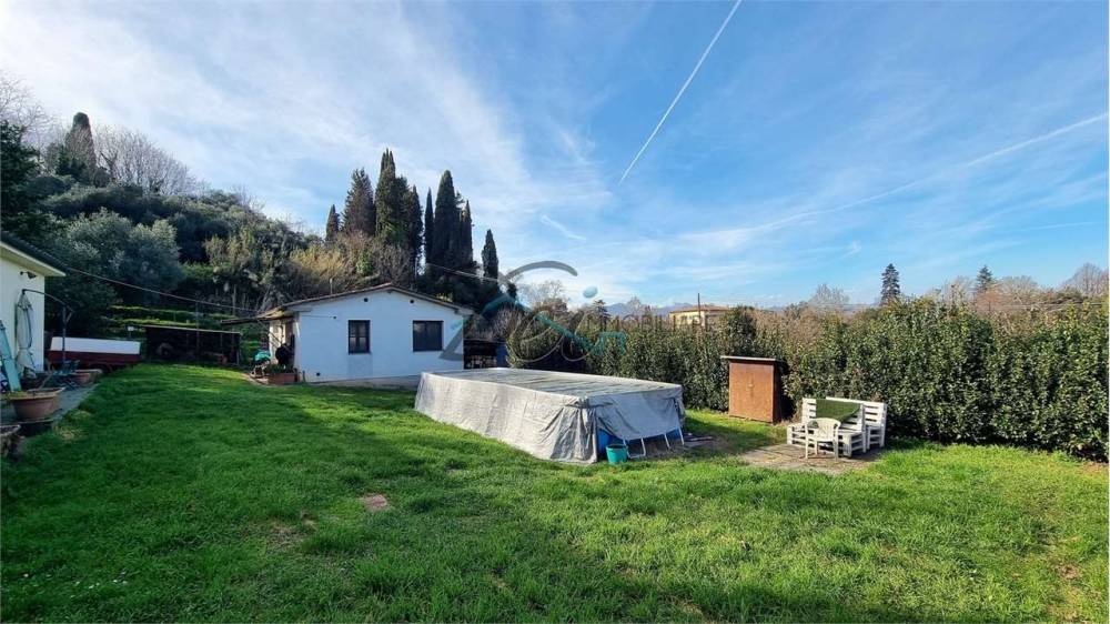 casa indipendente in vendita a Lucca in zona Meati