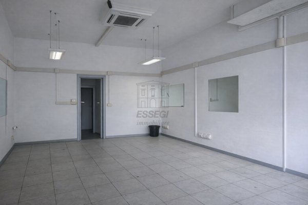 locale commerciale in vendita a Lucca