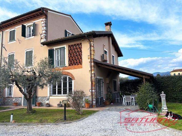 casa indipendente in vendita a Lucca in zona Centro Città