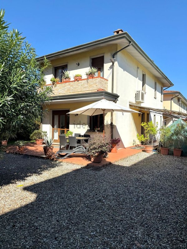 casa indipendente in vendita a Lucca in zona zona Antraccoli