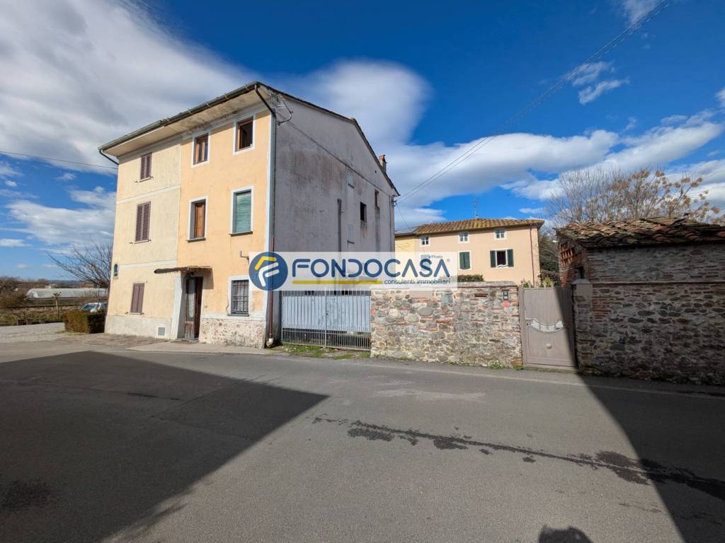casa indipendente in vendita a Lucca in zona San Pietro a Vico