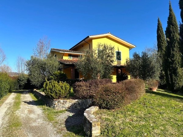 casa indipendente in vendita a Lucca in zona Pozzuolo