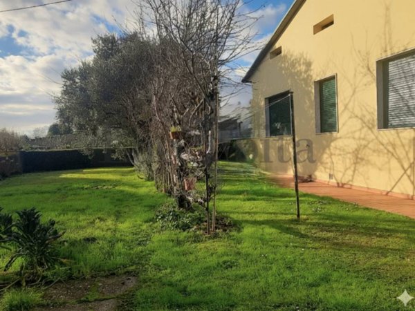 casa indipendente in vendita a Lucca in zona zona Mugnano