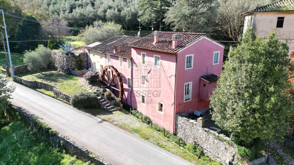 casa indipendente in vendita a Lucca in zona Centro Città