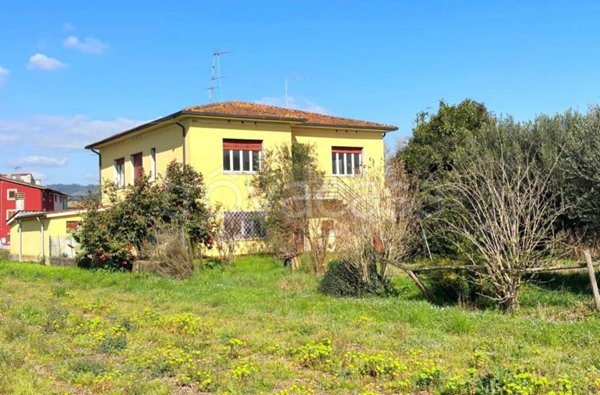 casa indipendente in vendita a Lucca in zona Ponte San Pietro