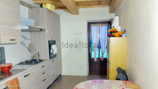 casa indipendente in vendita a Lucca in zona Montuolo