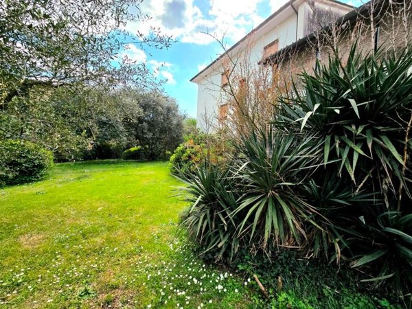 casa indipendente in vendita a Lucca in zona Nozzano