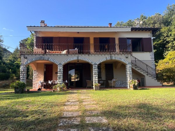 casa indipendente in vendita a Lucca in zona Cerasomma