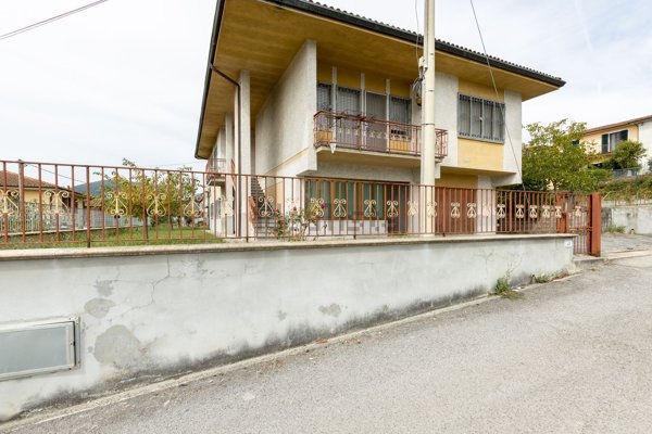 casa indipendente in vendita a Lucca