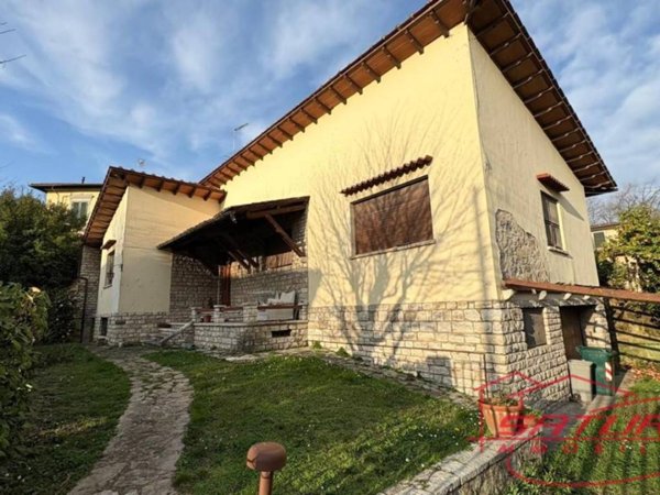casa indipendente in vendita a Lucca in zona Centro Città