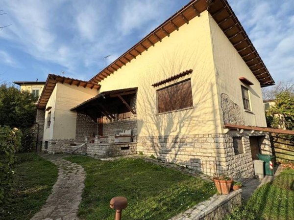 casa indipendente in vendita a Lucca in zona Centro Città